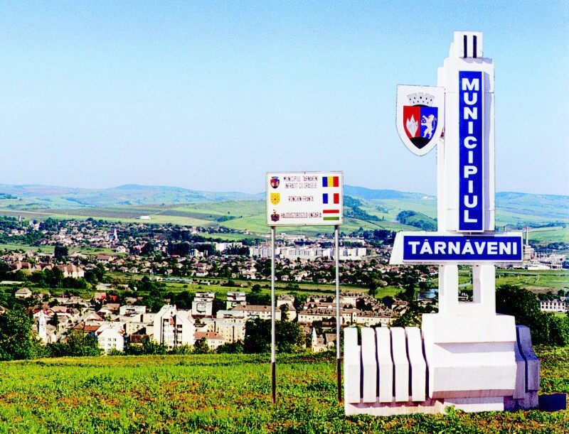 Monumentul municipiului Târnăveni și panorama orașului